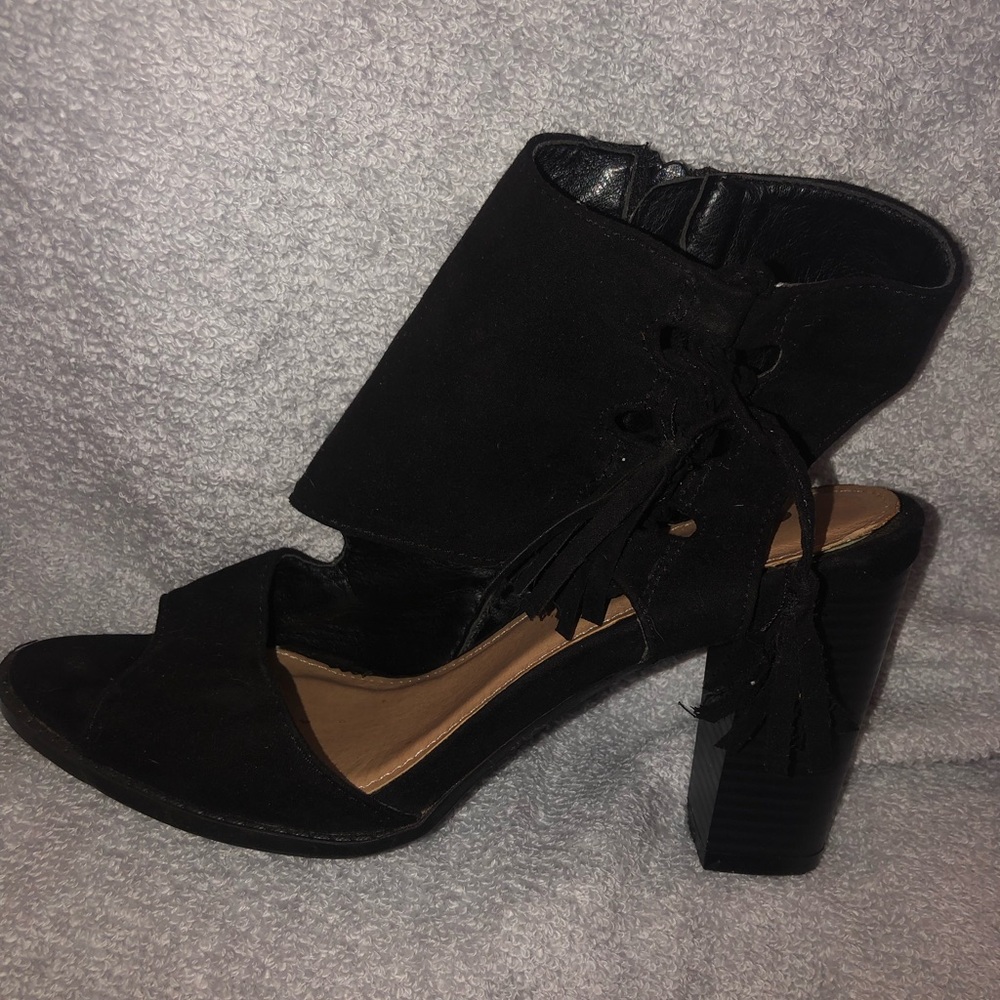 Report Black Heels with side zipper and fringe